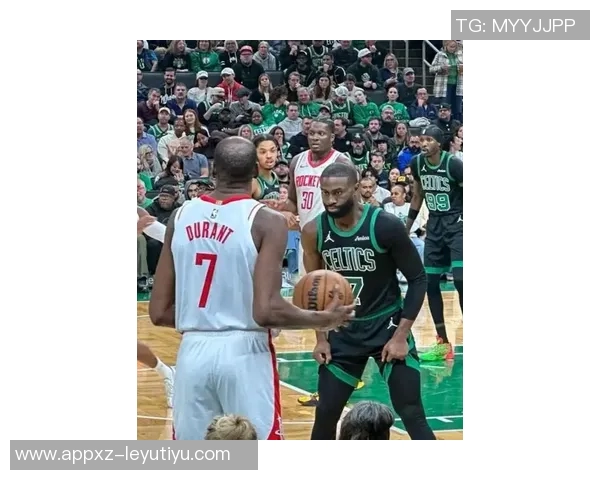 杰伦布朗半场表现出色16投7中贡献16分5篮板3助攻正负值高达22 杰伦布朗半场表现出色16投7中贡献16分5篮板3助攻正负值高达22